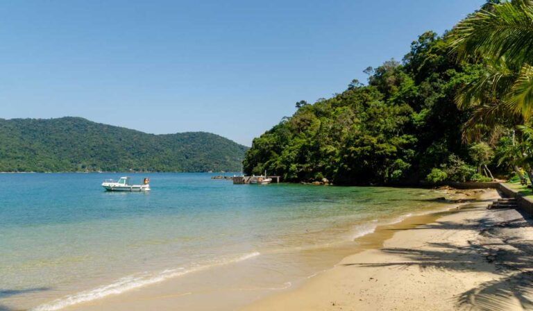 Praia de Guaxuma, uma das dicas de onde ficar em Ilha Grande