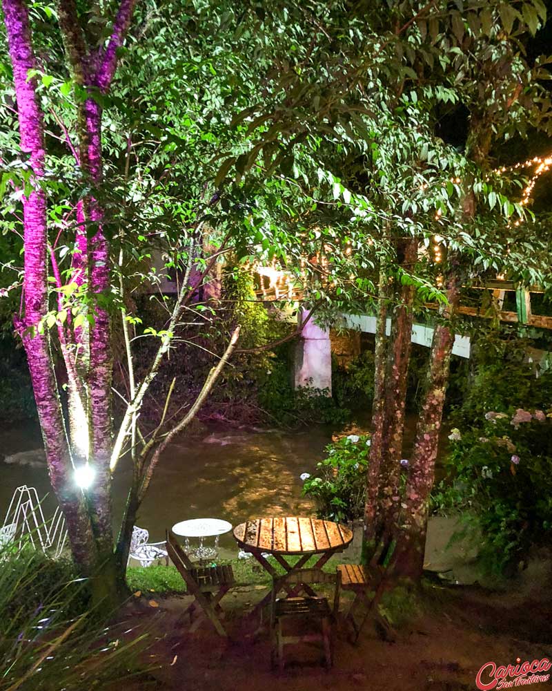 Ambiente de um dos restaurantes de Visconde de Mauá a noite