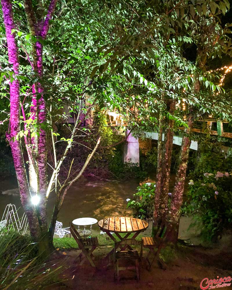 Ambiente de um dos restaurantes de Visconde de Mauá a noite