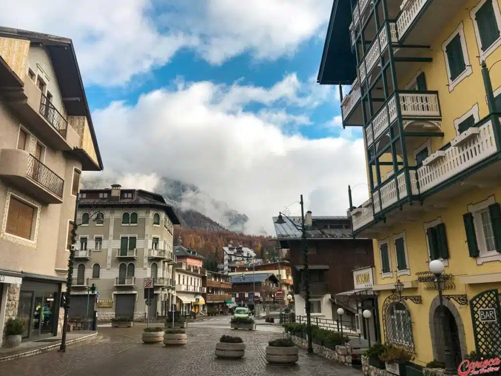 Ruas de Cortina d'Ampezzo nas Dolomitas Italianas