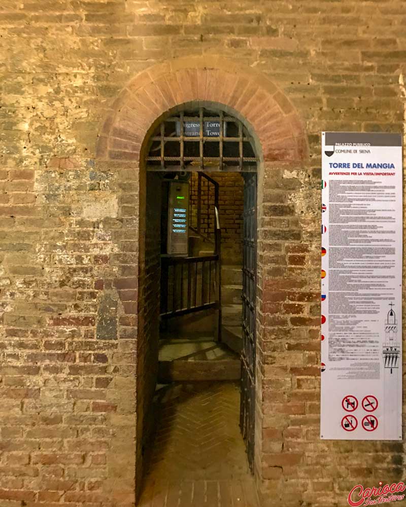 Entrada para a Torre del Mangia em Siena