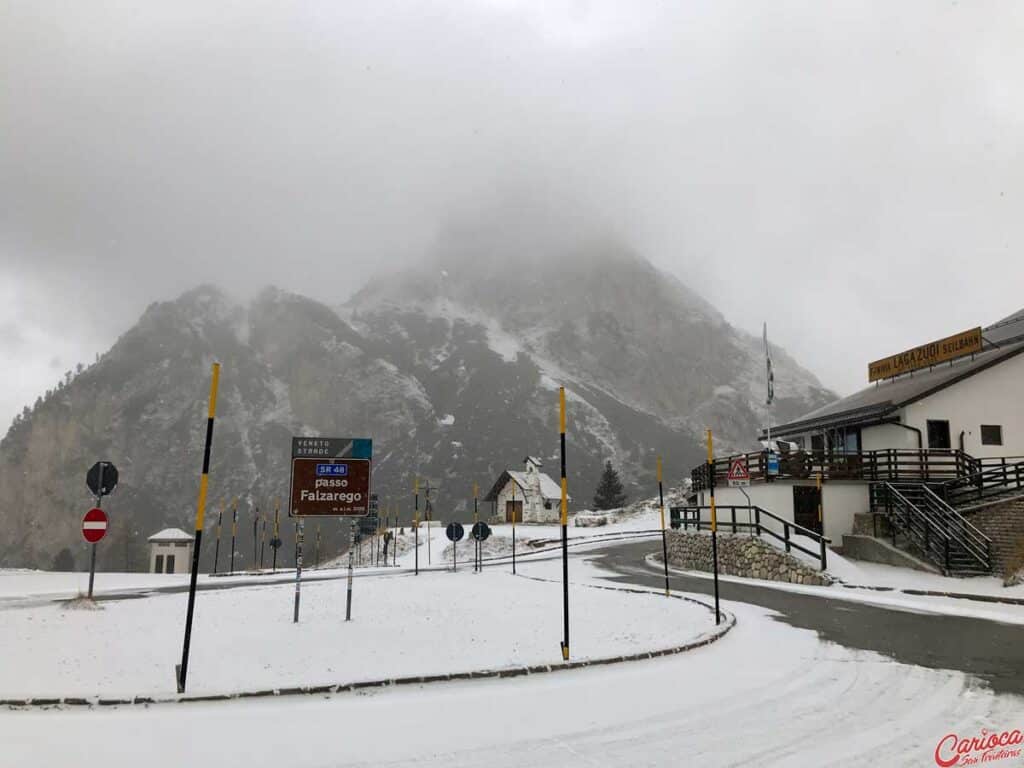 Passo Falzarego nas Dolomitas Italianas