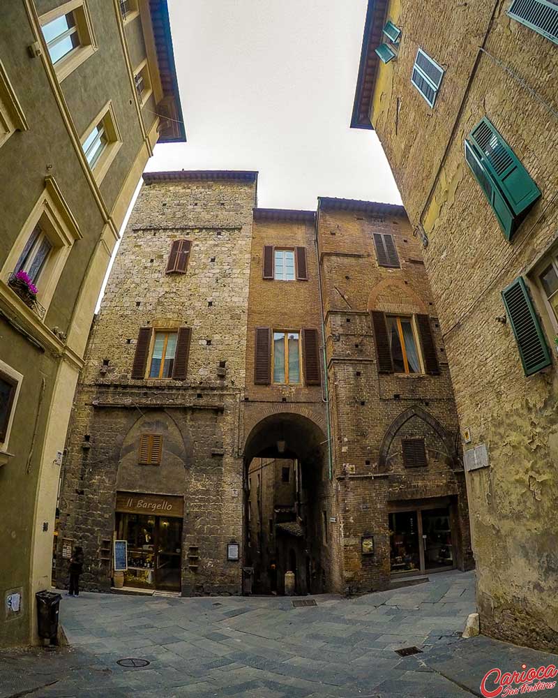 Ruas medievais de Siena na Itália