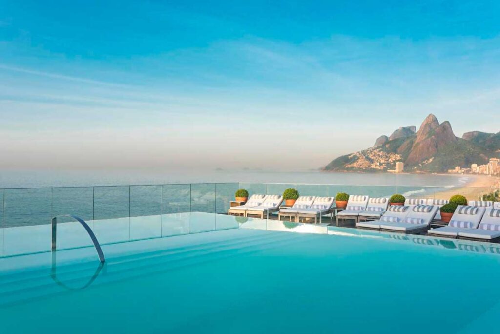 Piscina do Fasano, um hotel com vista para o mar no Rio de Janeiro