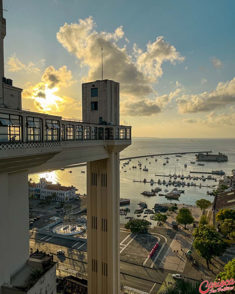 Pôr do sol no Elevador Lacerda em Salvador