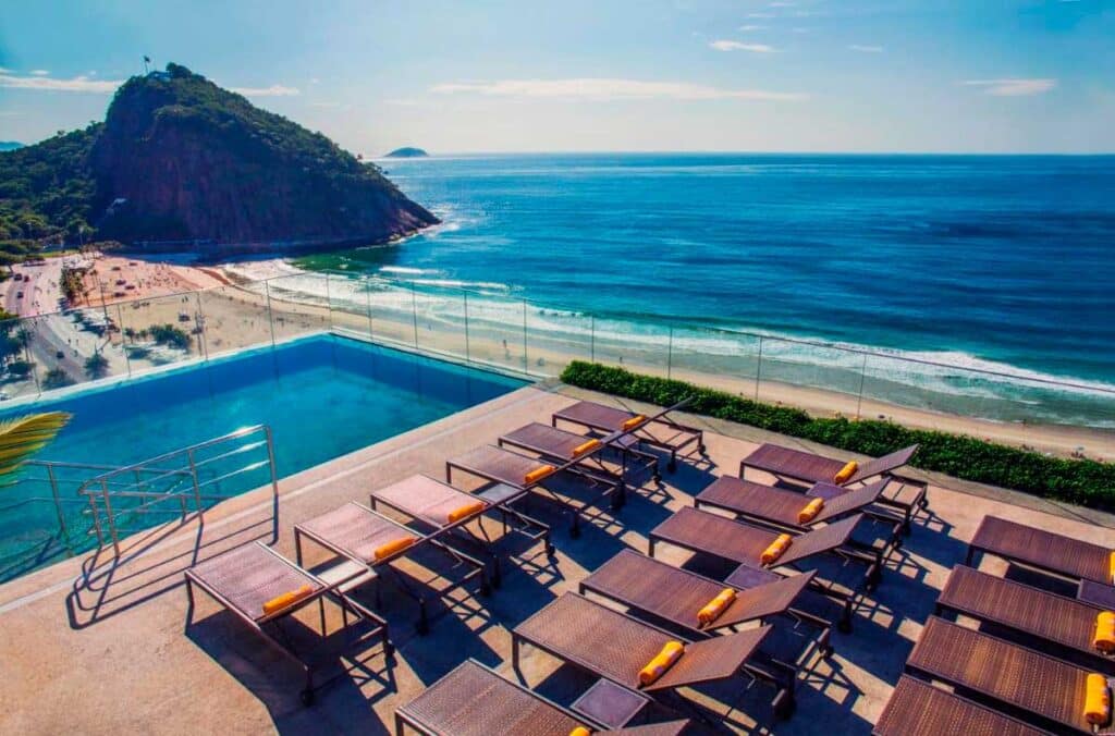 Piscina do Windsor Leme Hotel com vista para o mar no Rio de Janeiro