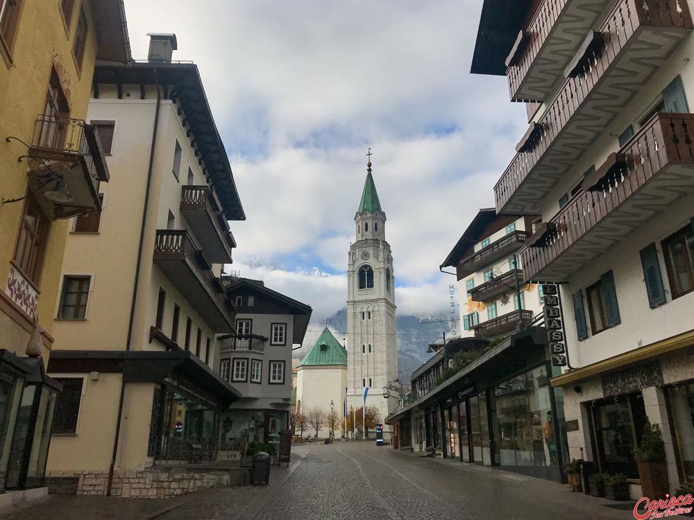 Corso Italia, com a Igreja se São Felipe e Tiago ao fundo em Cortina d'Ampezzo