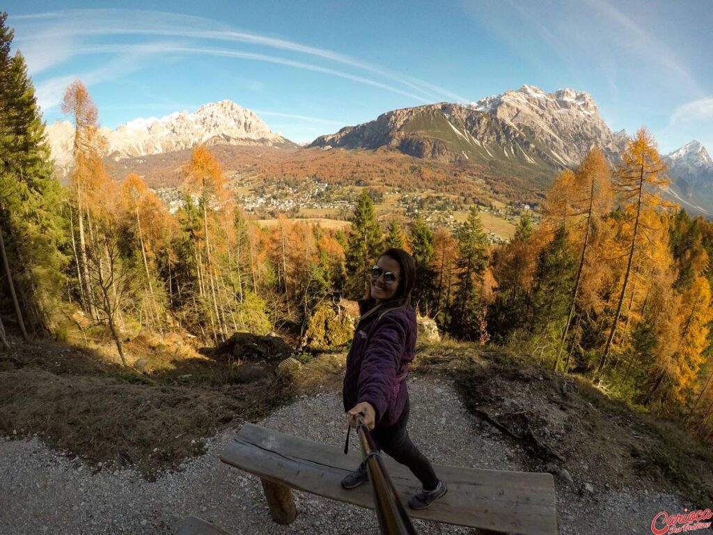 Paisagem de outono nas estradas de Cortina d'Ampezzo
