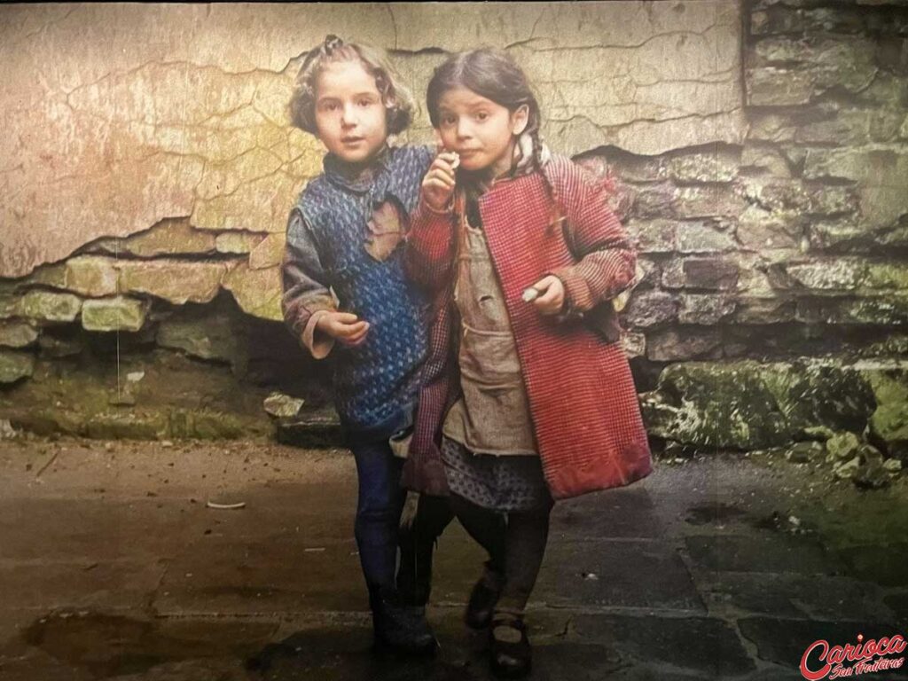 Foto de duas meninas judias no memorial do holocausto no Rio de Janeiro
