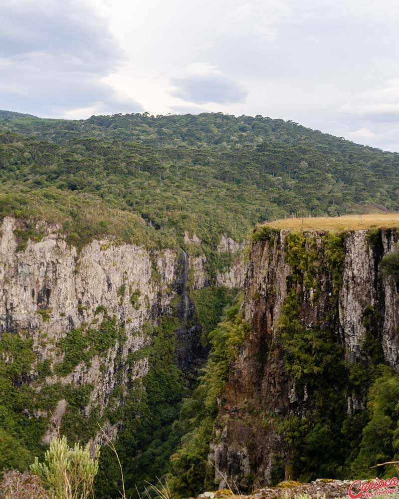 Borda e Cachoeira no Cânion das Laranjeiras