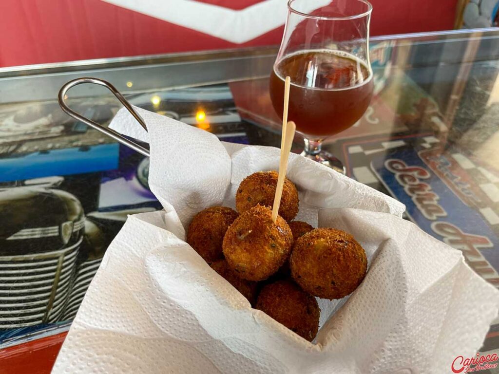 Bolinho de pinhão com truta do restaurante Posto Serra Azul