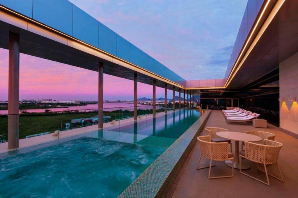 Piscina na cobertura de um hotel no Parque Olímpico da Barra da Tijuca