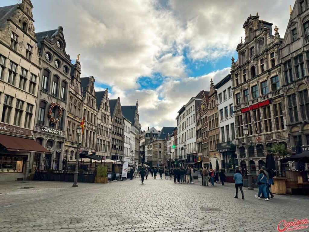 Rua do centro histórico de Antuérpia na Bélgica