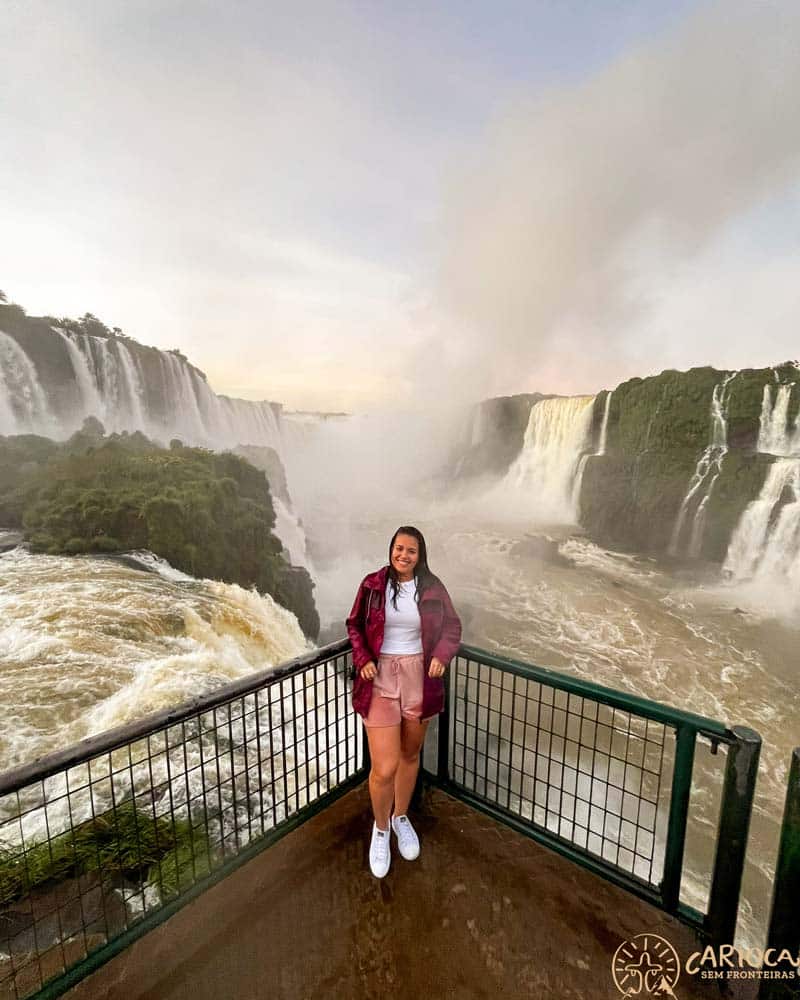 Mulher no Mirante da Garganta do Diabo no Parque Nacional do Iguaçu