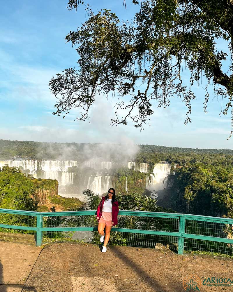 Mulher em pé no mirante no início da Trilha das Cataratas