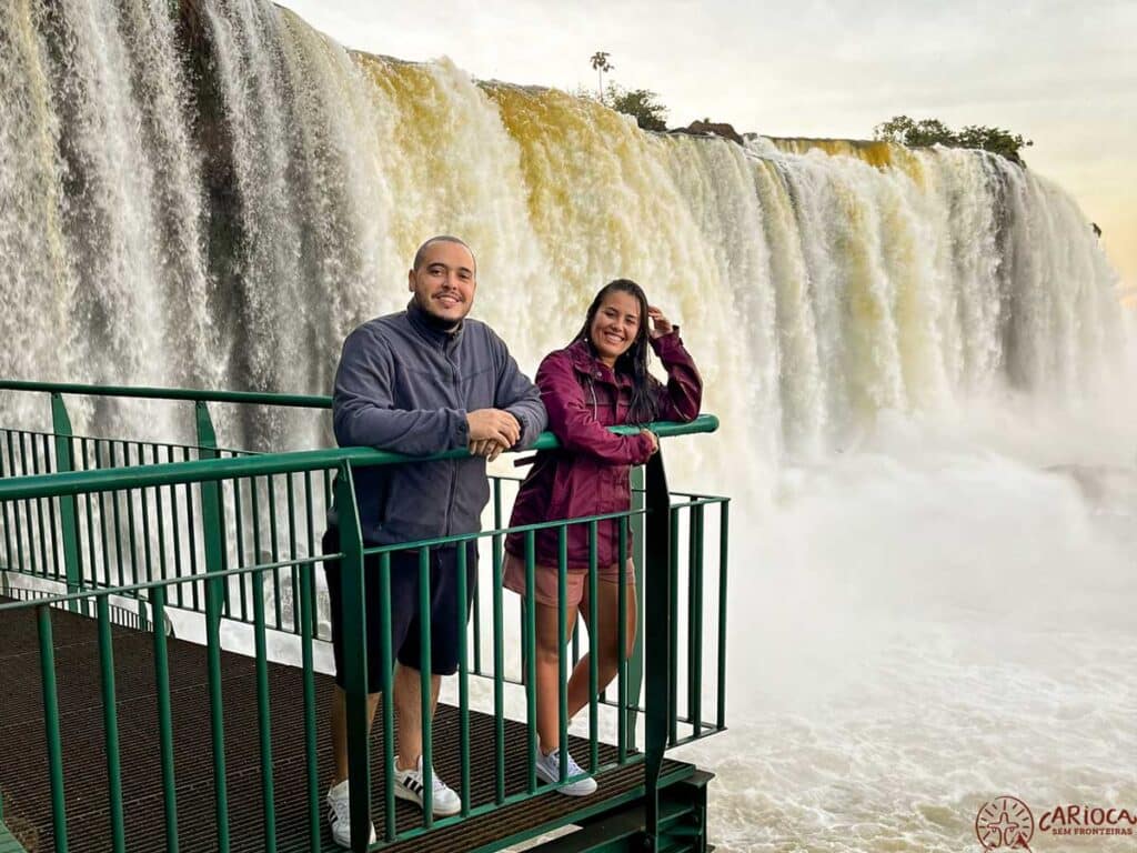 Casal nas Cataratas do Iguaçu
