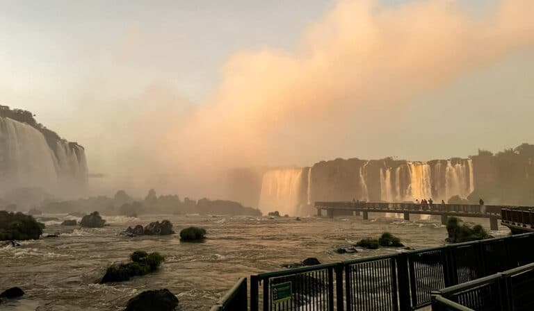Passarelas do Parque Nacional do Iguaçu ao amanhecer
