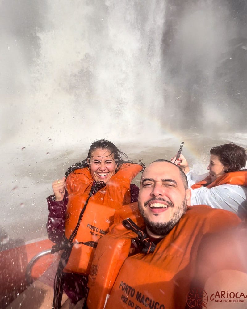 Casal fazendo o passeio de barco Macuco Safari em Foz do Iguaçu