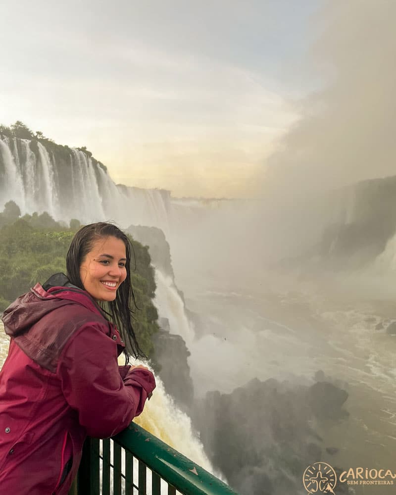 Mulher no Mirante da Garganta do Diabo nas Cataratas do Iguaçu
