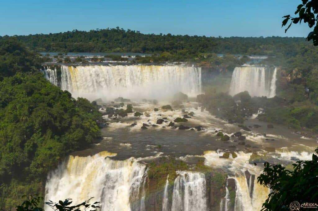 Vista frontal para uma parte das Cataratas do Iguaçu no Paraná