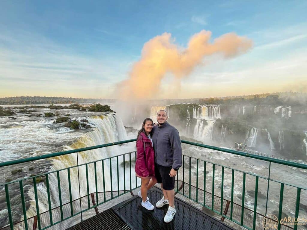 Casal em um dos mirantes altos das Cataratas do Iguaçu