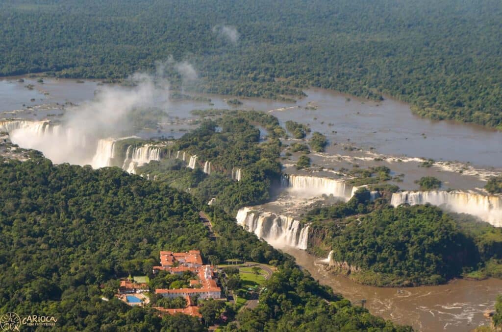 Sobrevoando as Cataratas do Iguaçu de helicóptero